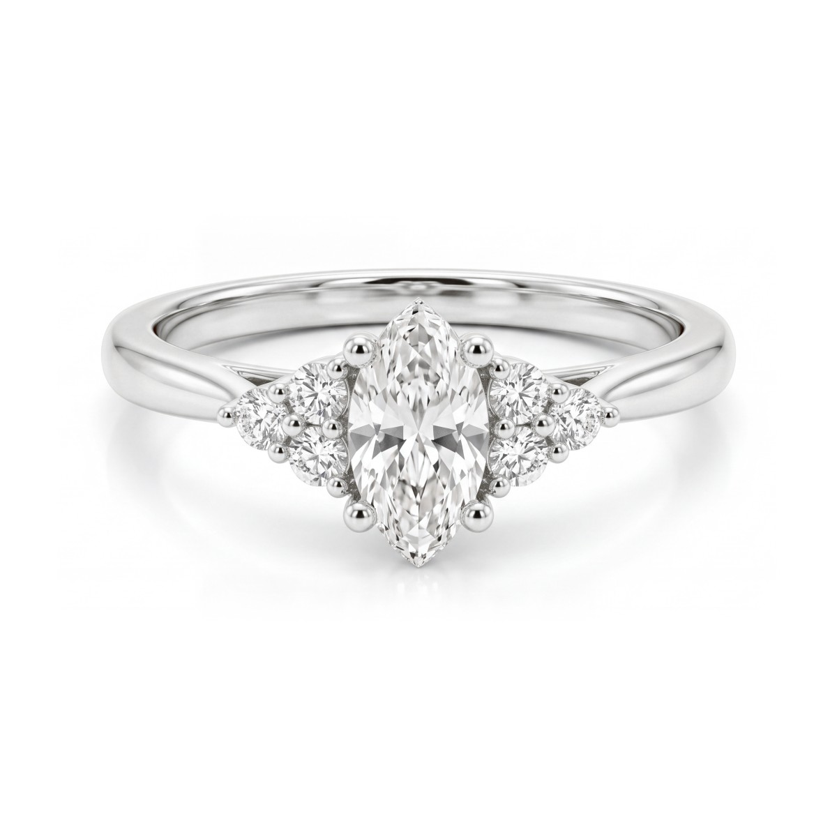 Posy - Ring med moissanite i marquiseslibning og sidesten i klynger