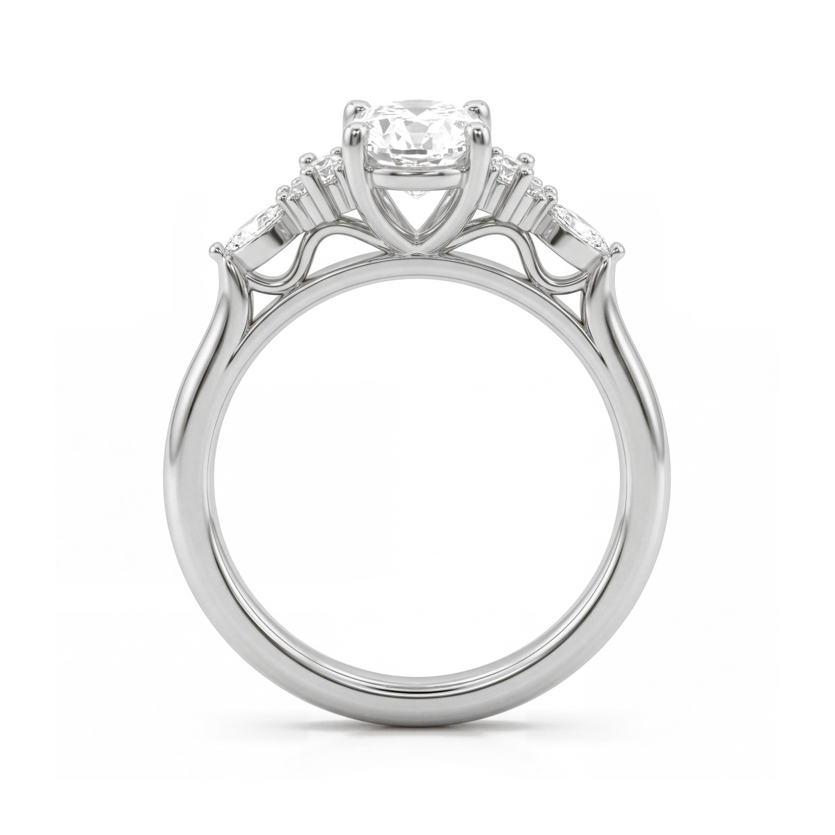 Ondine - Ring med oval moissanite og klynger af marquiseslebne sten på ringskuldrene