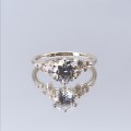 Aurora - Ring med moissanite og minimalistiske sidesten