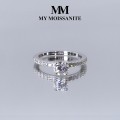 Finesse - Moissaniteforlovelsesring med sidesten