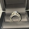 Circe - Vintageinspireret moissaniteforlovelsesring med sidesten og filigrandetaljer