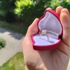 Cassiane - Forlovelsesring med moissanite og pavéfattede accentsten
