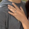 Finesse - Moissaniteforlovelsesring med sidesten