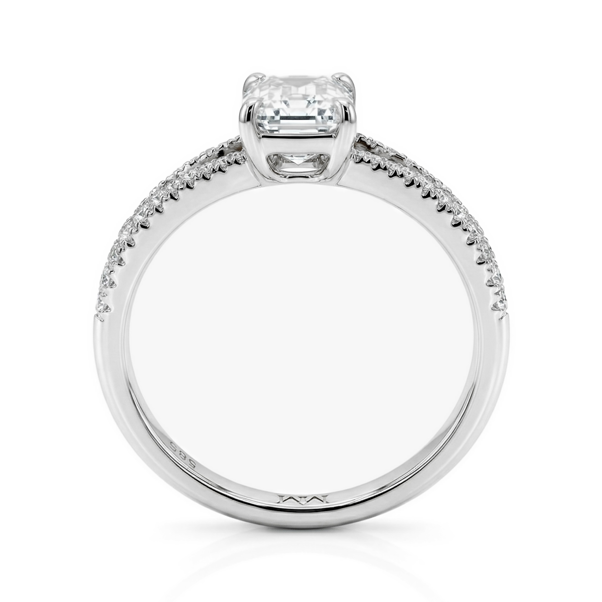 Emelise - Ring med moissanite i smaragdslibning, delt ringskinne og sidesten