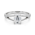 Emelise - Ring med moissanite i smaragdslibning, delt ringskinne og sidesten