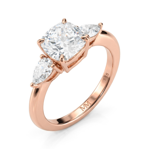 Trielle - Forlovelsesring med moissanite i cushionslibning og sideaccenter med dråbeformet slibning
