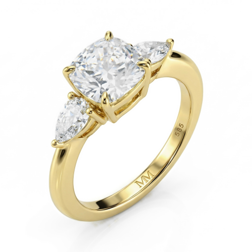 Trielle - Forlovelsesring med moissanite i cushionslibning og sideaccenter med dråbeformet slibning