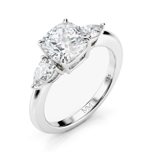 Trielle - Forlovelsesring med moissanite i cushionslibning og sideaccenter med dråbeformet slibning