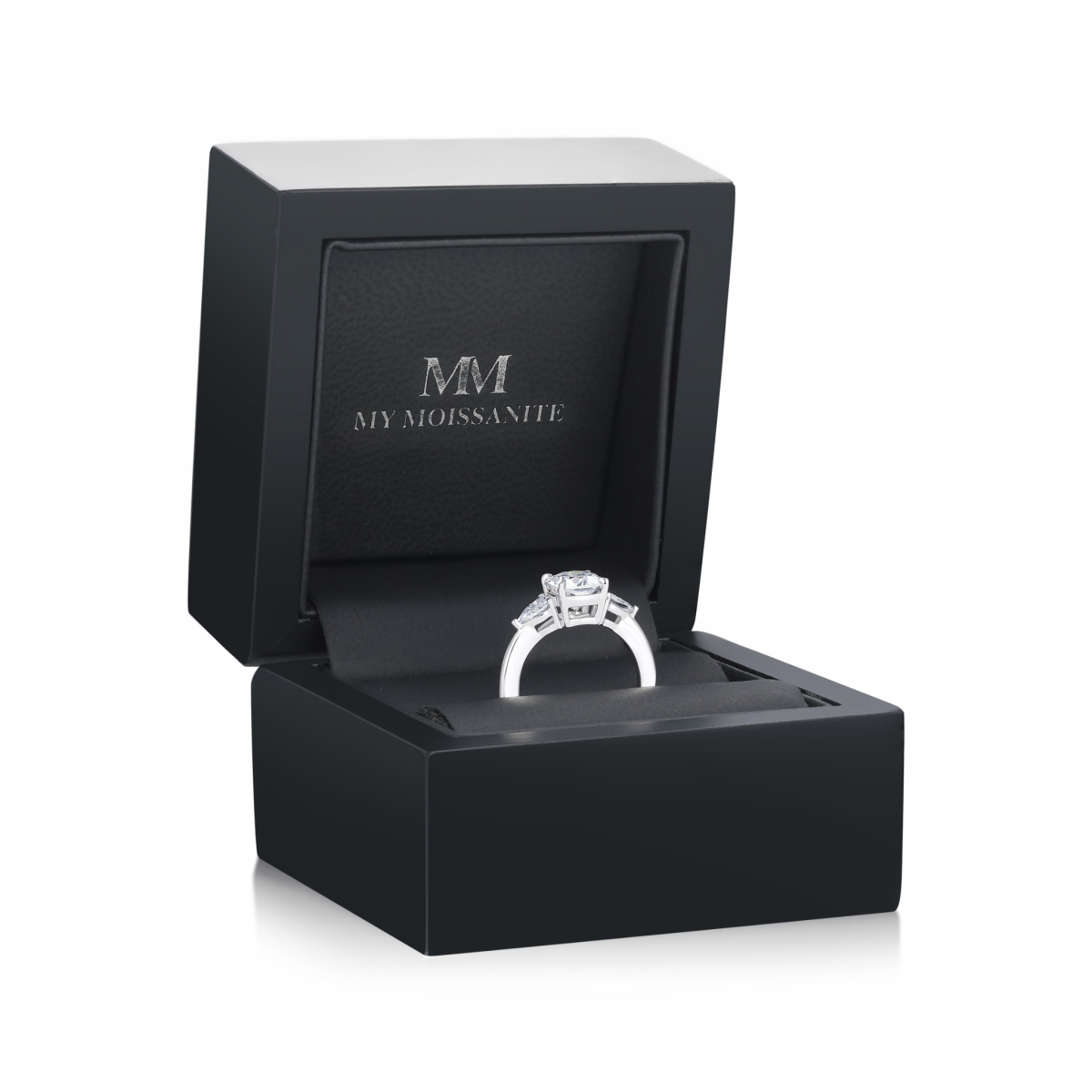 Trielle - Forlovelsesring med moissanite i cushionslibning og sideaccenter med dråbeformet slibning