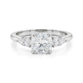 Trielle - Forlovelsesring med moissanite i cushionslibning og sideaccenter med dråbeformet slibning