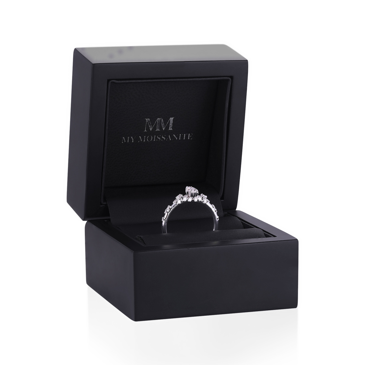 Elegante - Ring med moissanite i marquiseslibning og vintageinspirerede, minimalistiske sidesten