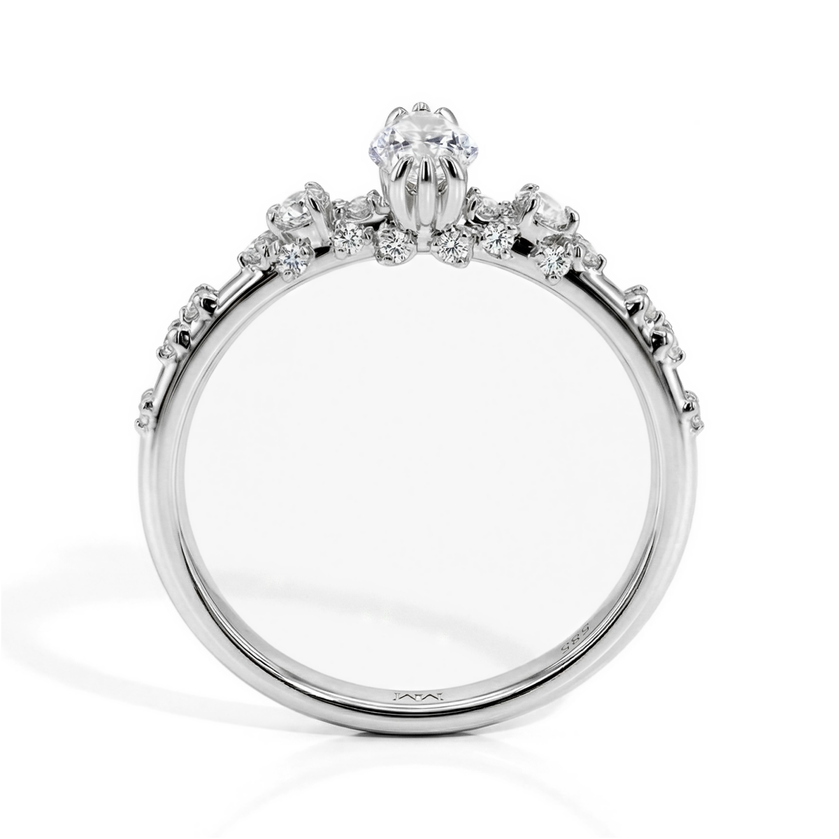 Elegante - Ring med moissanite i marquiseslibning og vintageinspirerede, minimalistiske sidesten