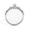 Elegante - Ring med moissanite i marquiseslibning og vintageinspirerede, minimalistiske sidesten