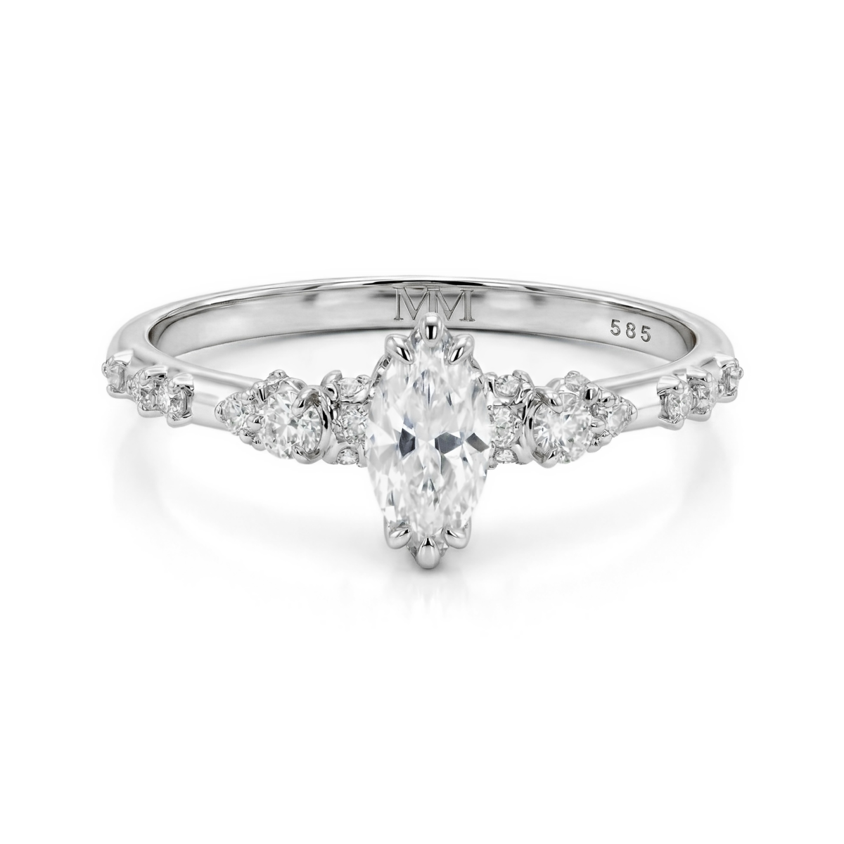 Elegante - Ring med moissanite i marquiseslibning og vintageinspirerede, minimalistiske sidesten