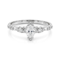 Elegante - Ring med moissanite i marquiseslibning og vintageinspirerede, minimalistiske sidesten