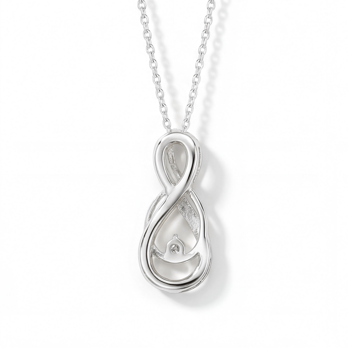 Infinity - Snoet vedhæng med moissanite og pavé