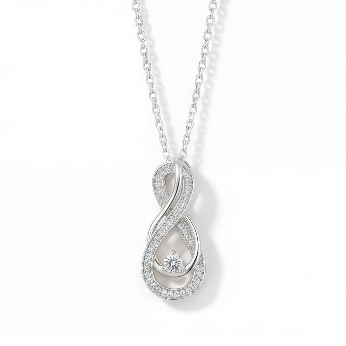 Infinity - Snoet vedhæng med moissanite og pavé