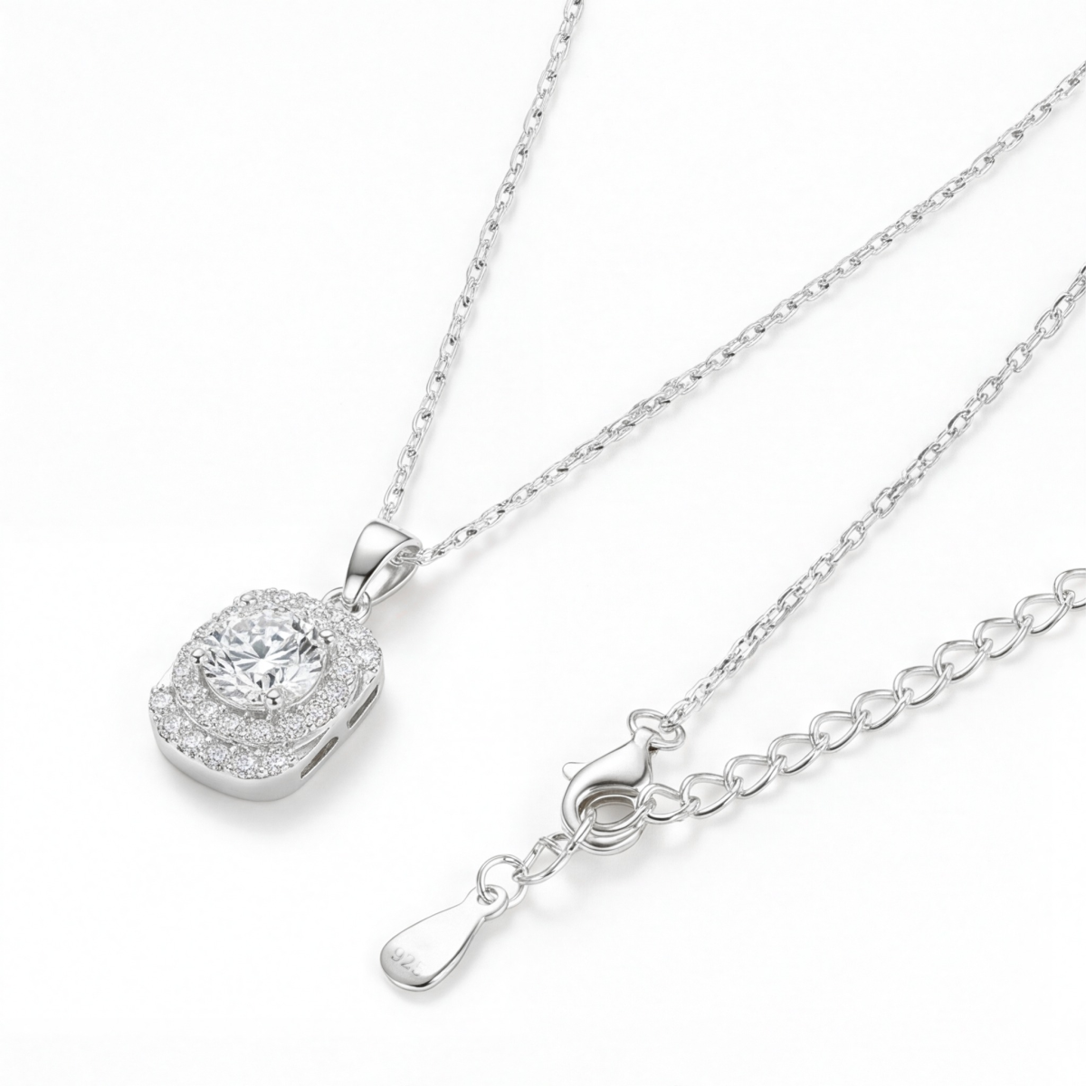 Memento - Brillantslebet moissanitevedhæng i pavéhalodesign
