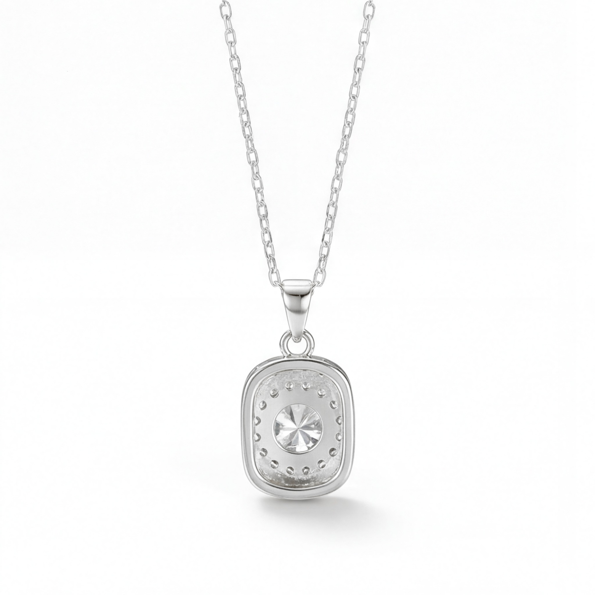 Memento - Brillantslebet moissanitevedhæng i pavéhalodesign