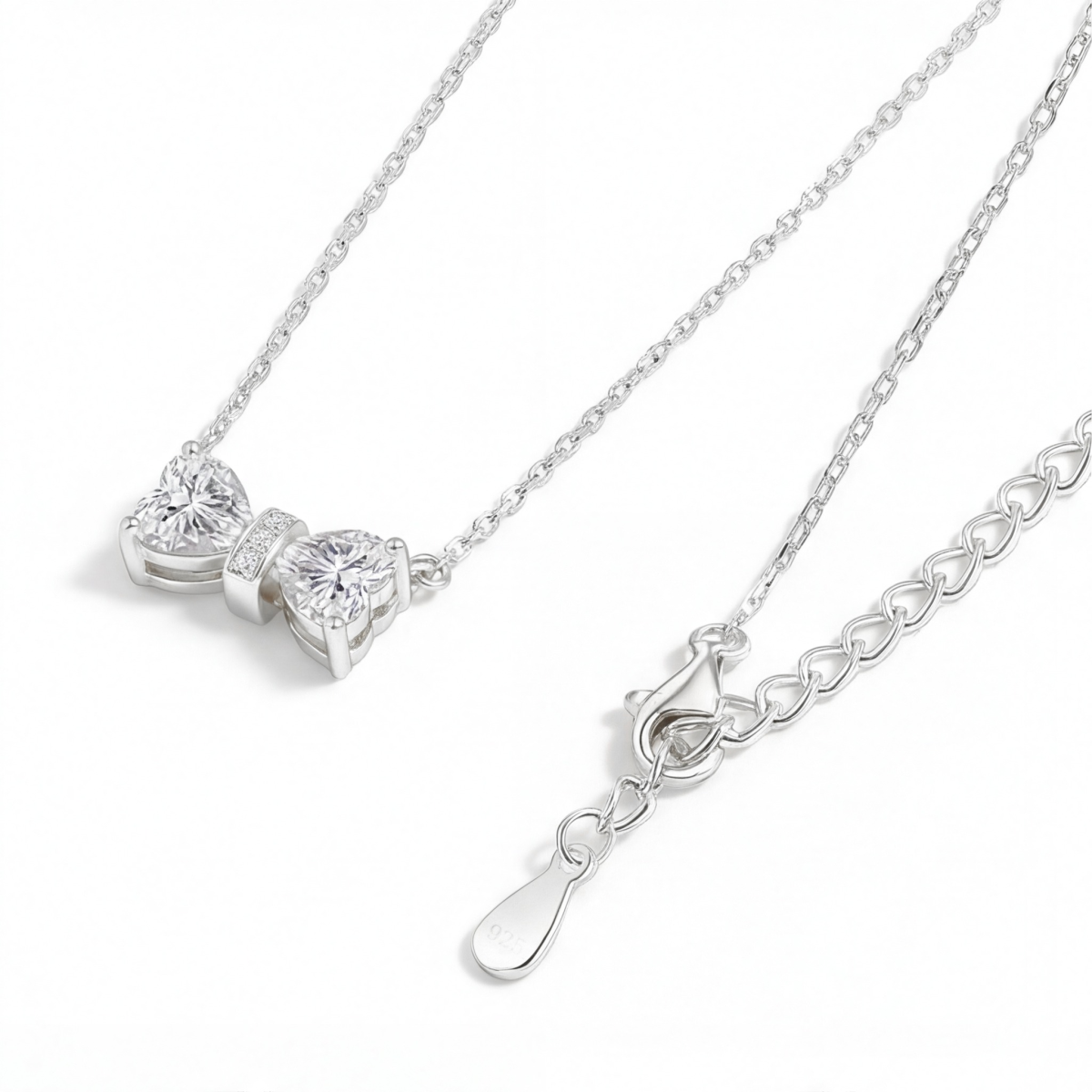 Pairle - Halskæde med to moissanitesten i hjerteformet slibning og central pavéstav