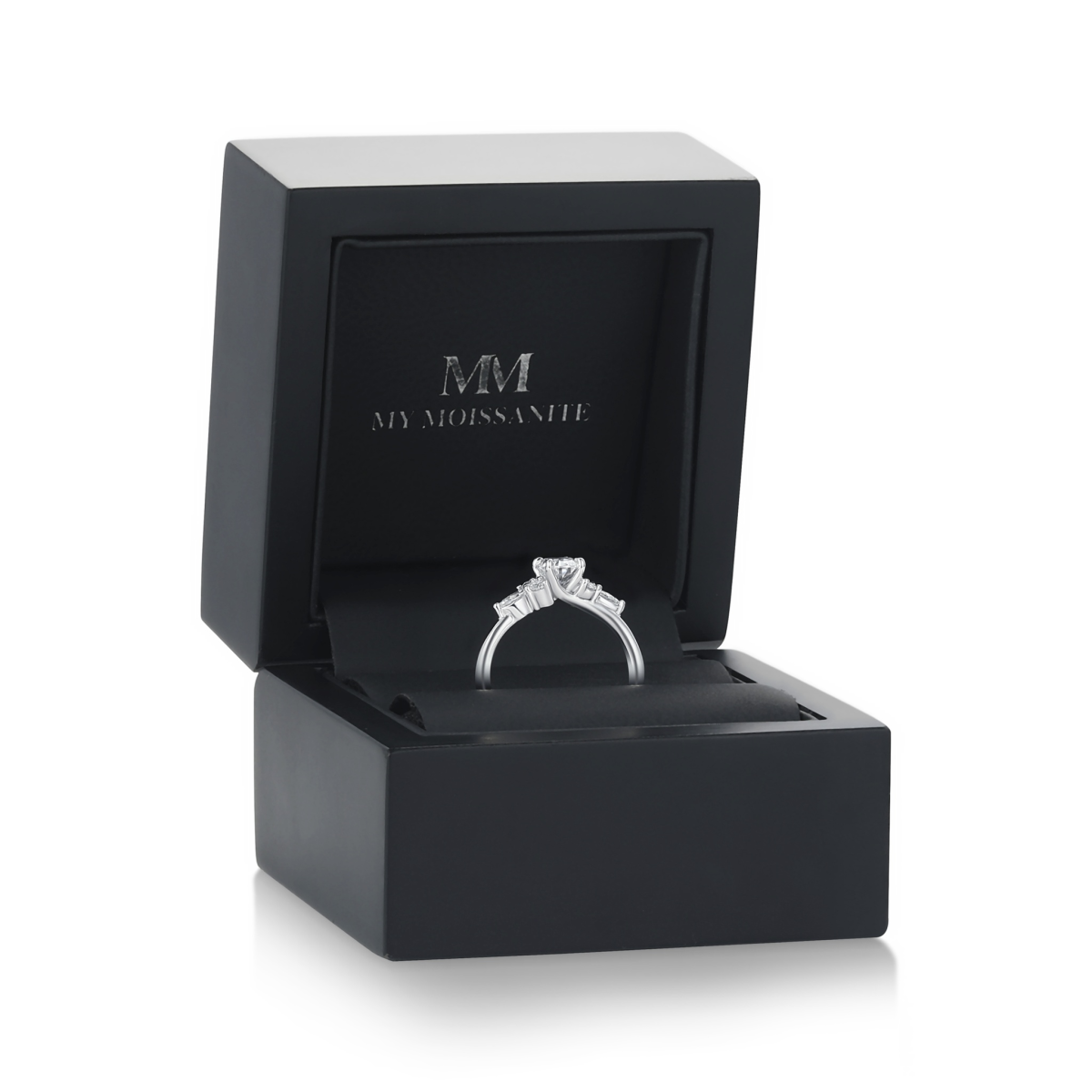 Olivette - Forlovelsesring med ovalsleben moissanite og marquiseslebne sidesten