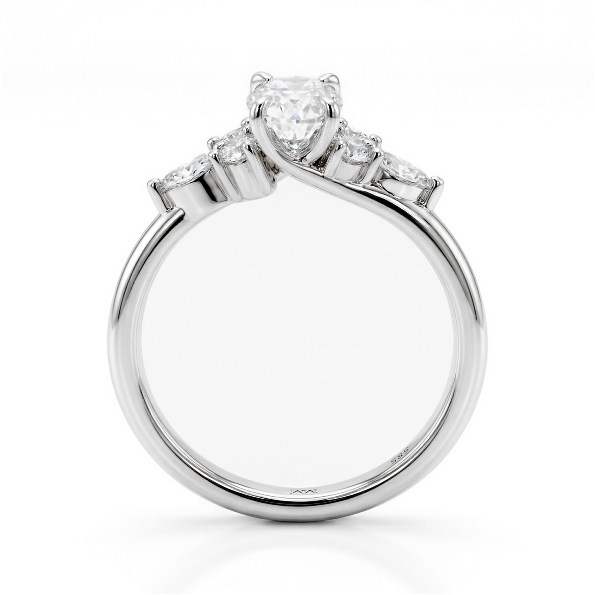 Olivette - Forlovelsesring med ovalsleben moissanite og marquiseslebne sidesten