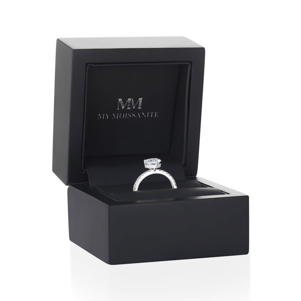 Amoretta - Forlovelsesring med moissanite i hjerteformet slibning og pavé på ringskuldrene