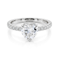 Amoretta - Forlovelsesring med moissanite i hjerteformet slibning og pavé på ringskuldrene