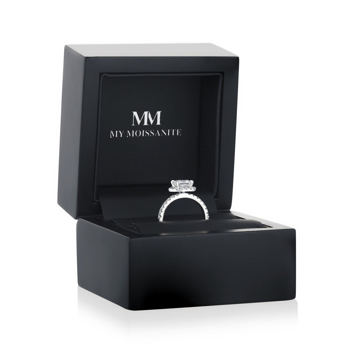Regalia - Ring med moissanite i prinsesseslibning, halo og pavéringskinne