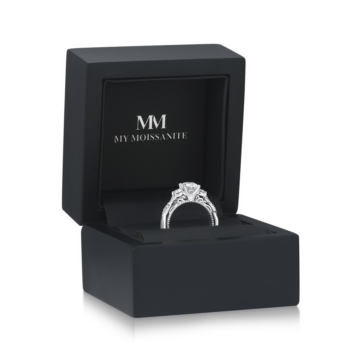 Circe - Vintageinspireret moissaniteforlovelsesring med sidesten og filigrandetaljer