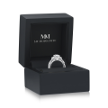 Circe - Vintageinspireret moissaniteforlovelsesring med sidesten og filigrandetaljer