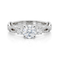 Circe - Vintageinspireret moissaniteforlovelsesring med sidesten og filigrandetaljer