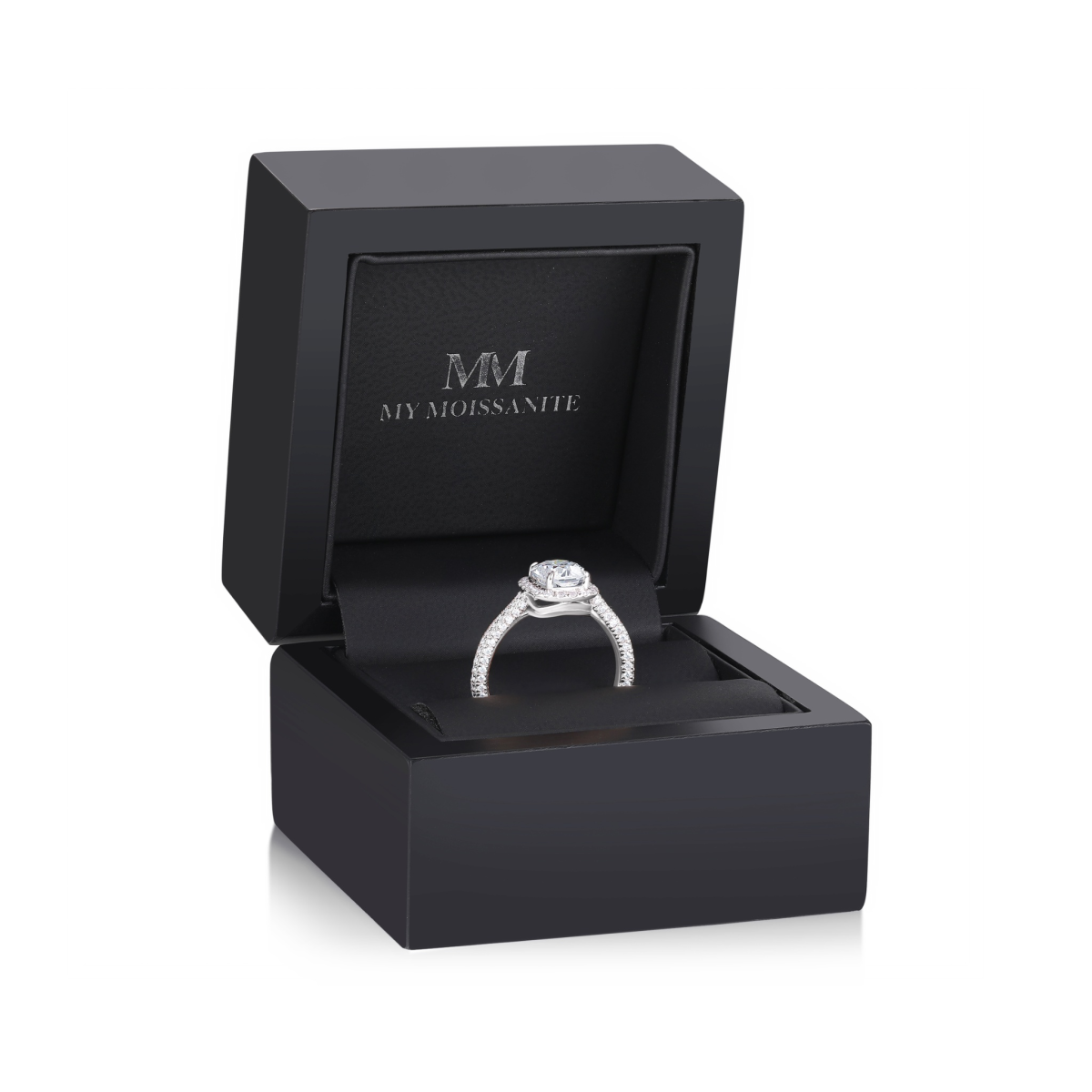 Plushette - Forlovelsesring med moissanite i aflang cushionslibning, halo og mikropavéringskinne