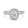 Plushette - Forlovelsesring med moissanite i aflang cushionslibning, halo og mikropavéringskinne