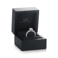 Lumiere - Ring med moissanite i radiantslibning og pavéfattede sten
