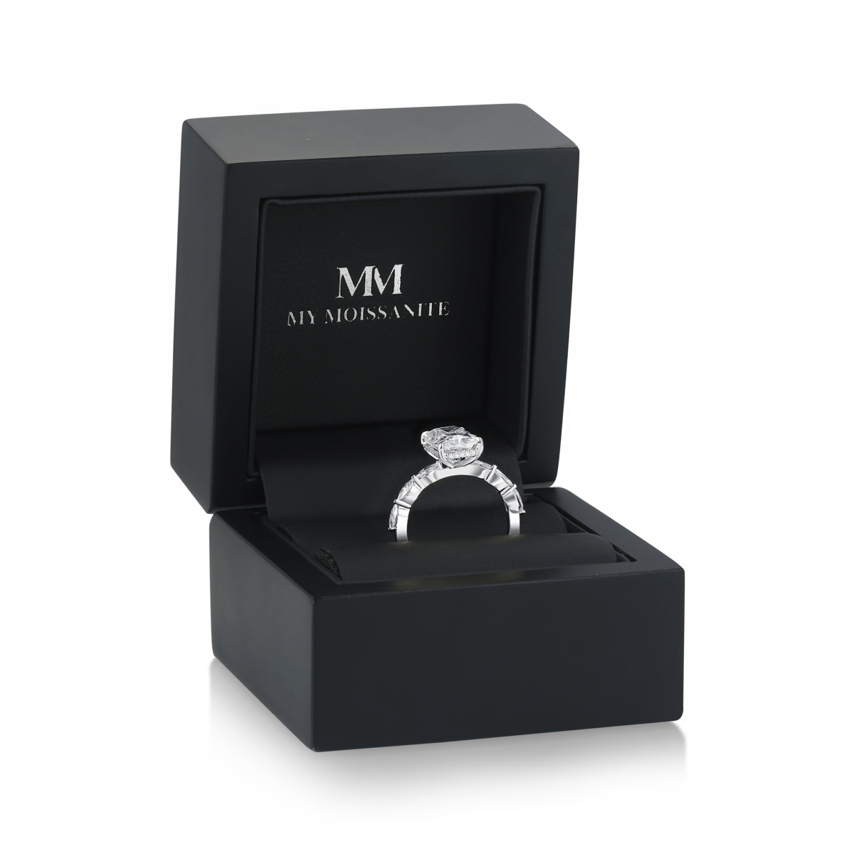 Luminaire - Ring med radiantsleben moissanite, marquiseslebne sidesten og skjult halo