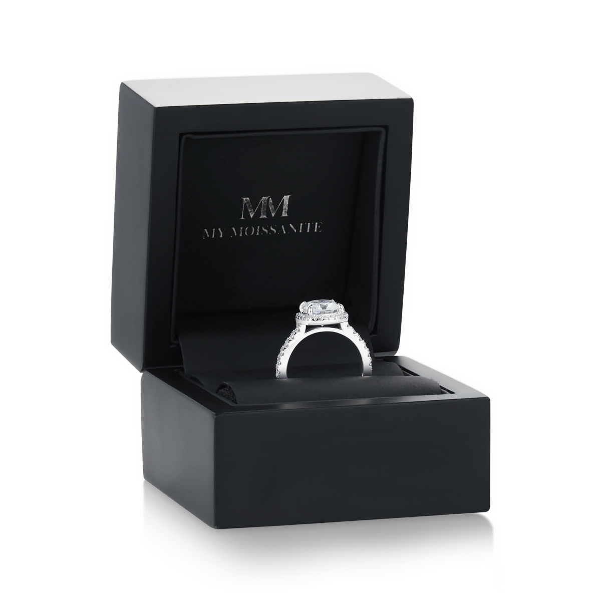 Candesce - Forlovelsesring med halo, moissanite med cushionslibning og dekoreret ringskinne