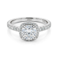 Candesce - Forlovelsesring med halo, moissanite med cushionslibning og dekoreret ringskinne