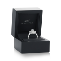 Crownique - Forlovelsesring med marquisesleben moissanite, halo og baguetteslebne accentsten