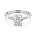 Mirage - Forlovelsesring med moissanite i oval slibning og pavéfattede sidesten