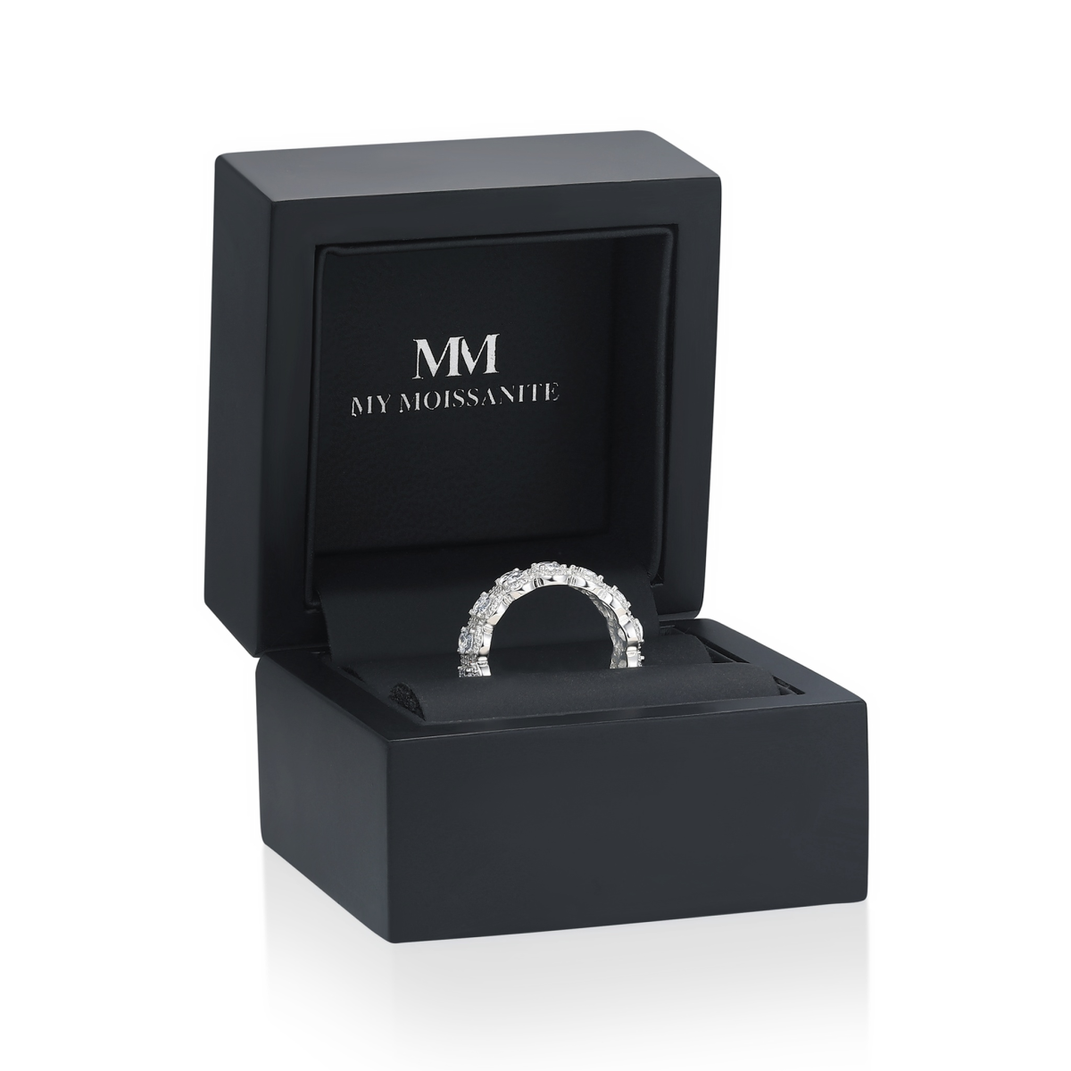 Opaline - Alliancering med moissanite i oval slibning og pavéhalo med bølget kant