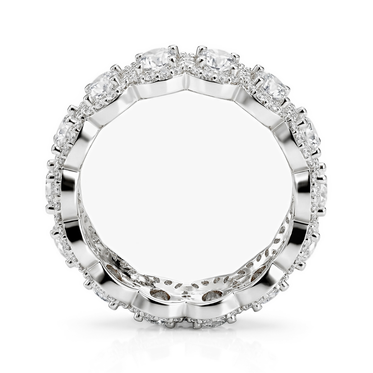 Opaline - Alliancering med moissanite i oval slibning og pavéhalo med bølget kant