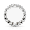 Opaline - Alliancering med moissanite i oval slibning og pavéhalo med bølget kant