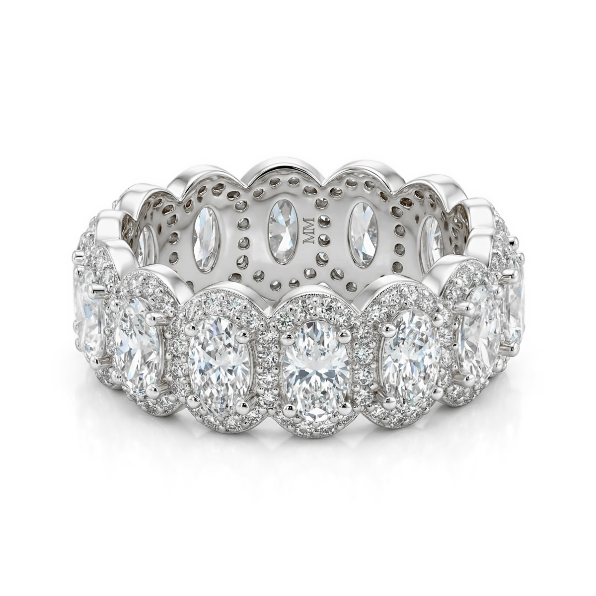 Opaline - Alliancering med moissanite i oval slibning og pavéhalo med bølget kant