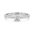Finesse - Moissaniteforlovelsesring med sidesten