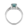 Verdisia - Vintageinspireret floral forlovelsesring med smaragdslibet grøn moissanite