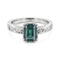 Verdisia - Vintageinspireret floral forlovelsesring med smaragdslibet grøn moissanite