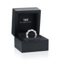 Allegra - Alliancering med moissanite, halo og accentsten