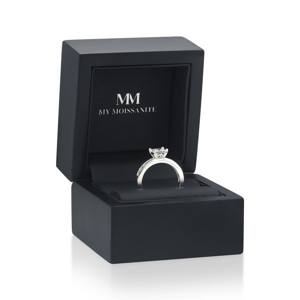 Clarity - Forlovelsesring med moissanite i prinsesseslibning og kanalfattede sidesten
