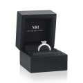 Clarity - Forlovelsesring med moissanite i prinsesseslibning og kanalfattede sidesten